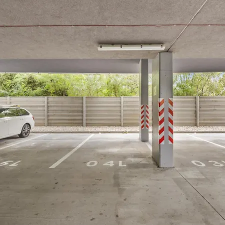 Air Conditioned 1 With Parking, New Building, Ruzinov شقة *